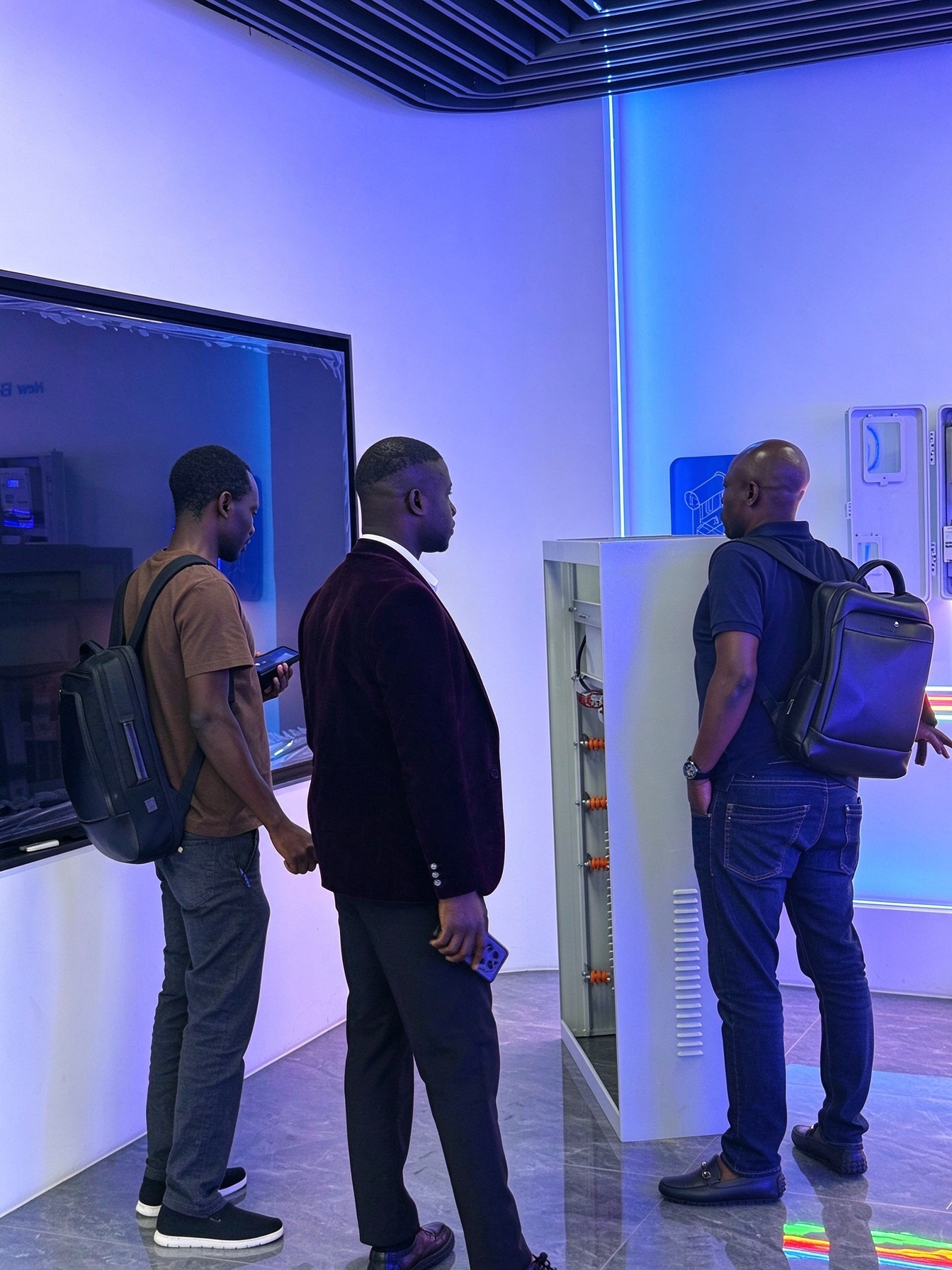 junwei-electric-overseas-customers-showroom-visit Overseas customers viewing electrical equipment in the Junwei Electric showroom